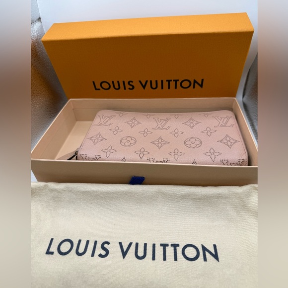 Louis Vuitton Mahina Wallet Zippy Wallet dust bag and box included - Picture 1 of 16